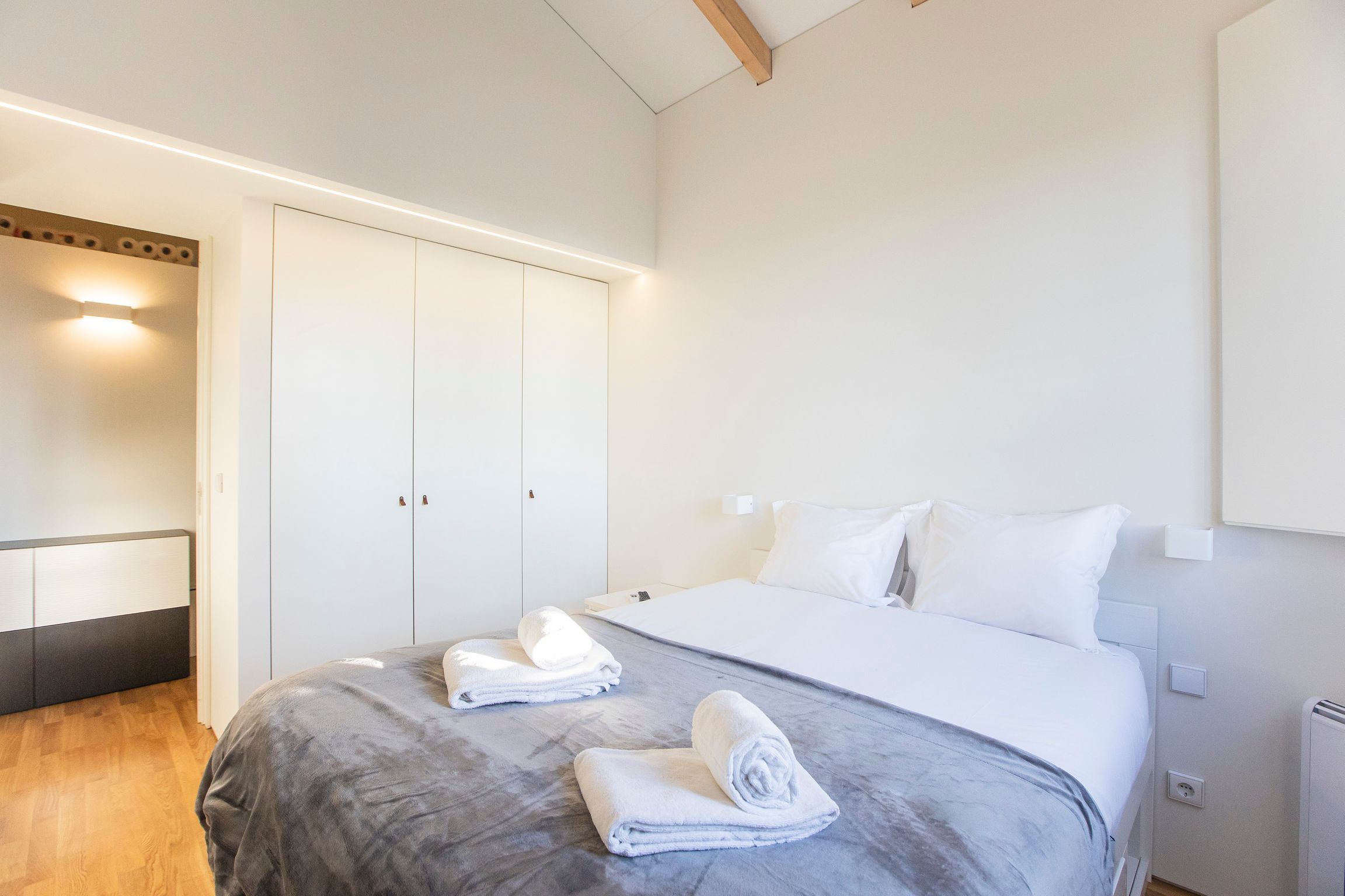 Modern 2BR Duplex by Art District by LovelyStay