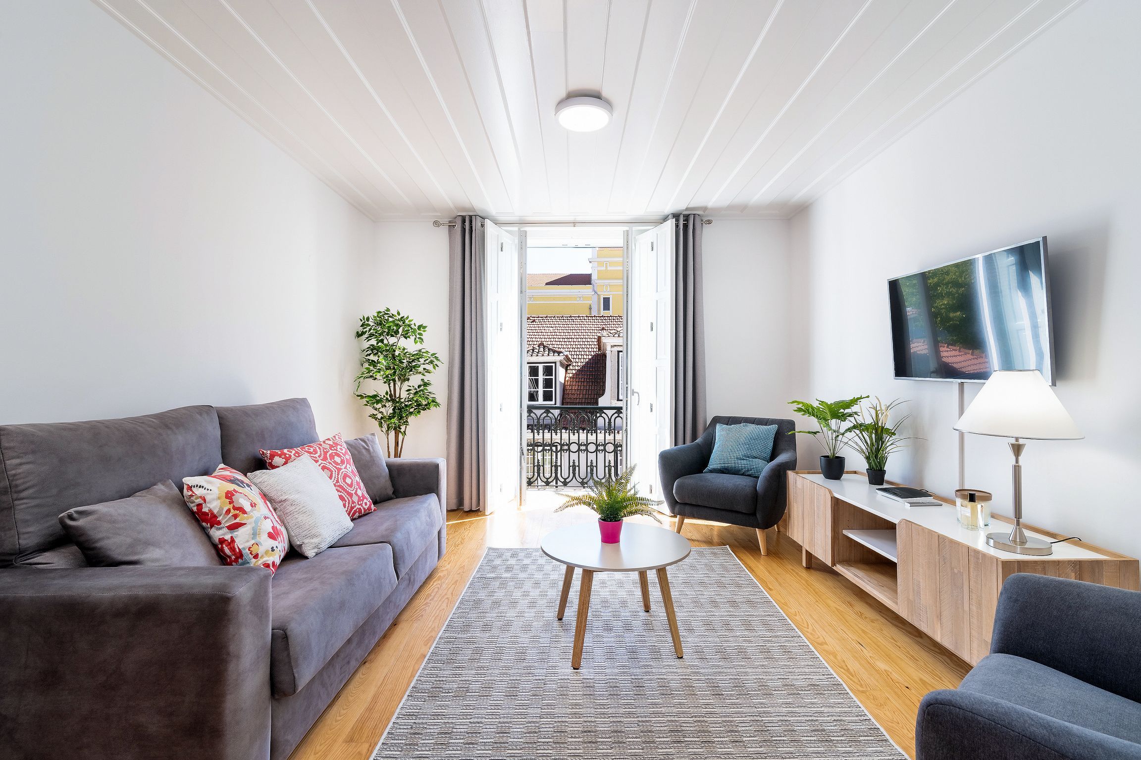 4PAX Apt in Chiado w/ River View by LovelyStay