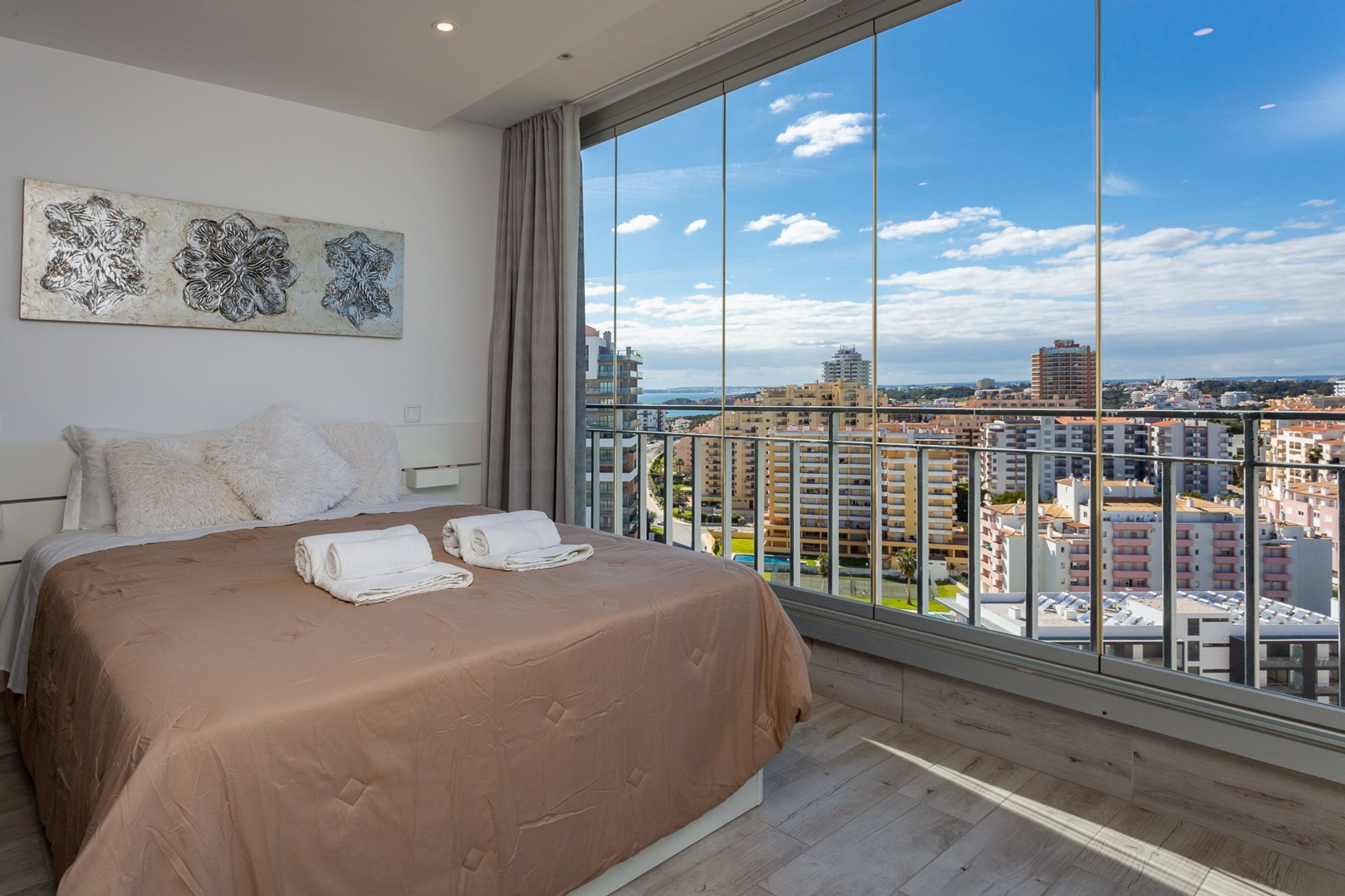 Seascape Retreat Apartment by LovelyStay