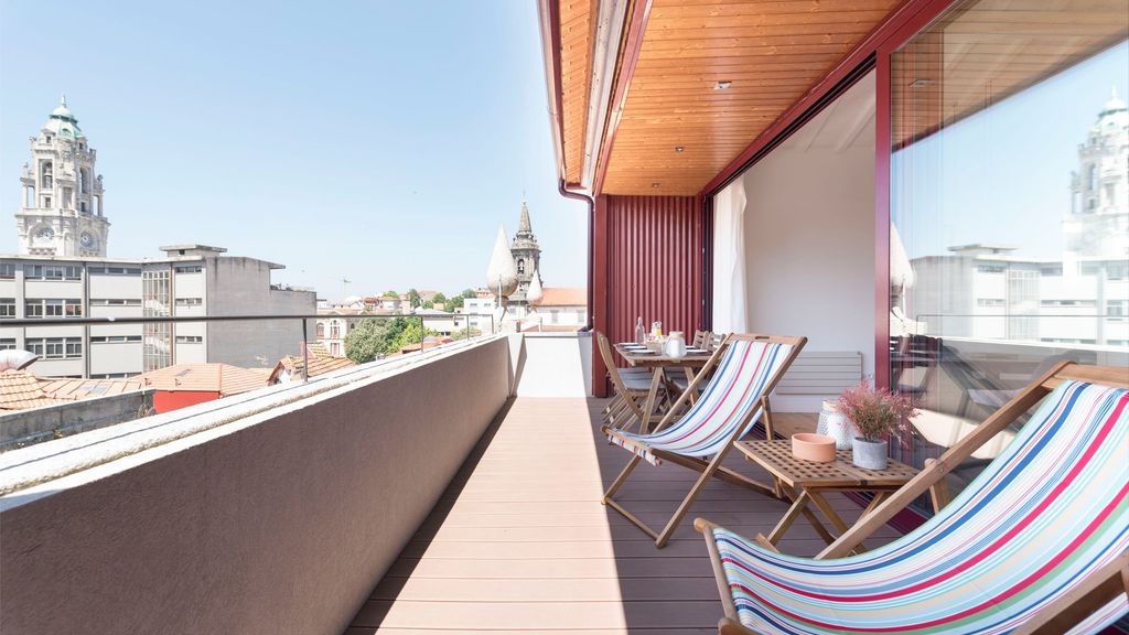 Top floor Balcony Apartment by LovelyStay