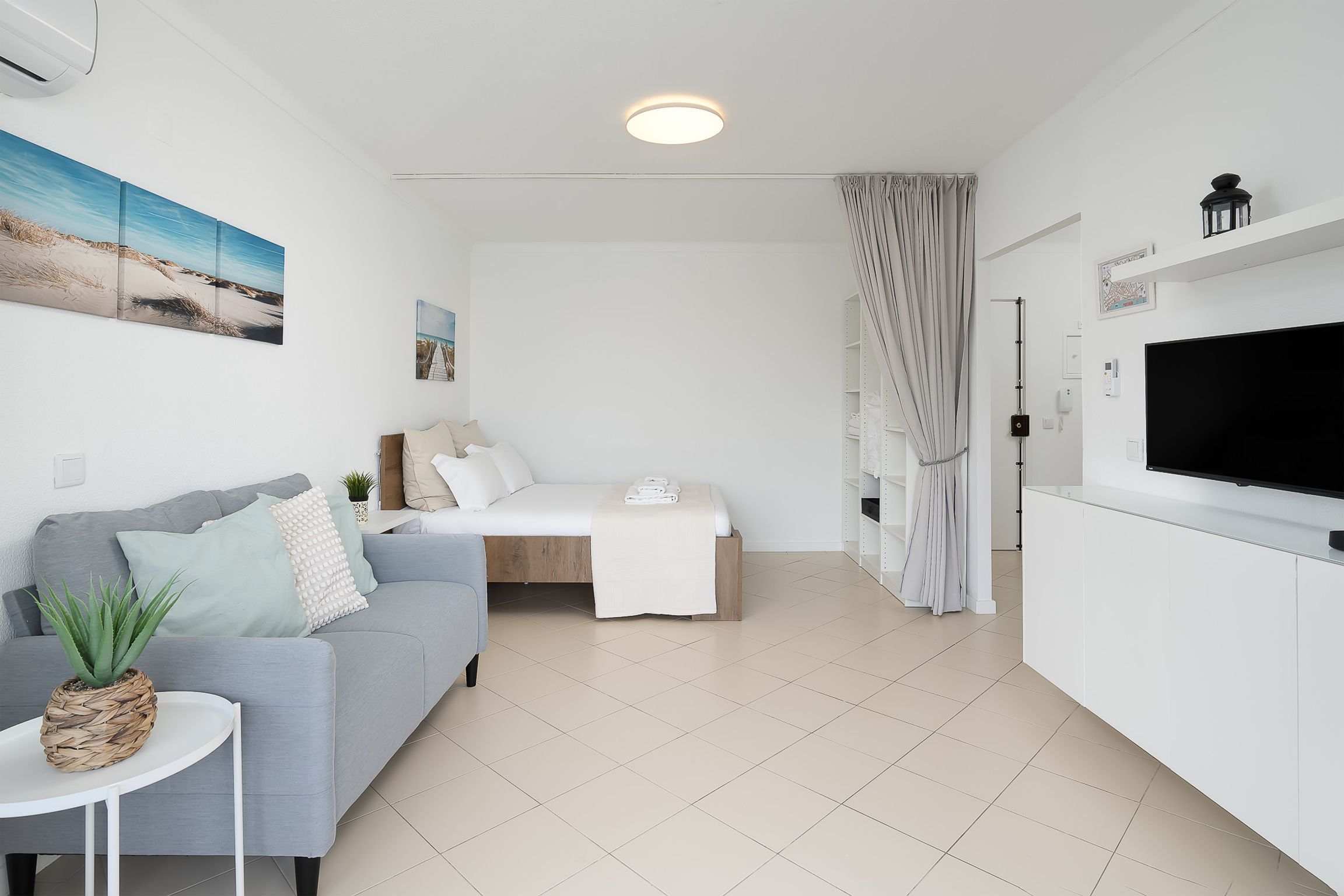 Sunny Studio W/ Balcony in Portimão by LovelyStay