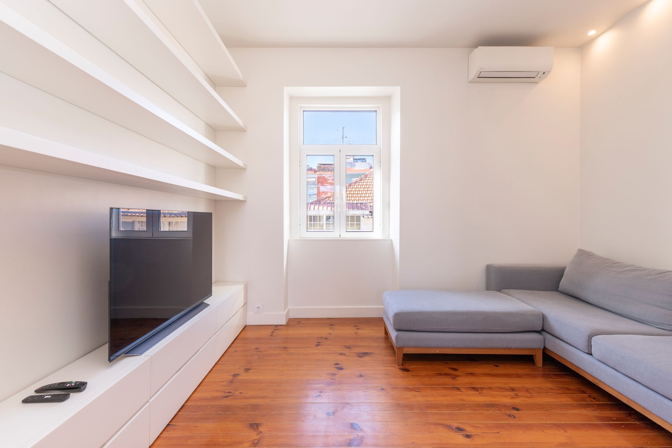 Spacious 4BDR Flat in Areeiro by LovelyStay