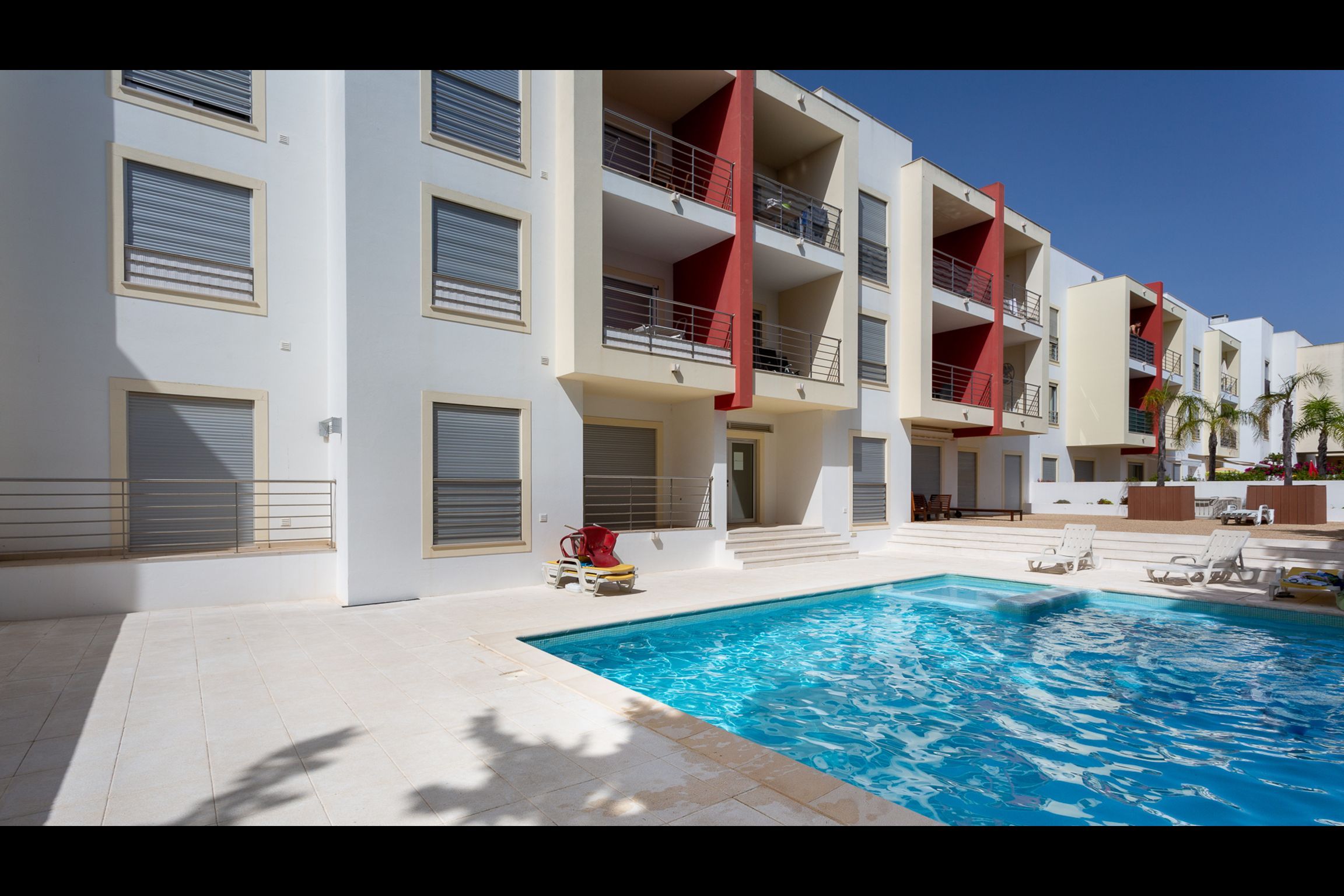 Luminous 2 BDR Apartment W/Pool by LovelyStay
