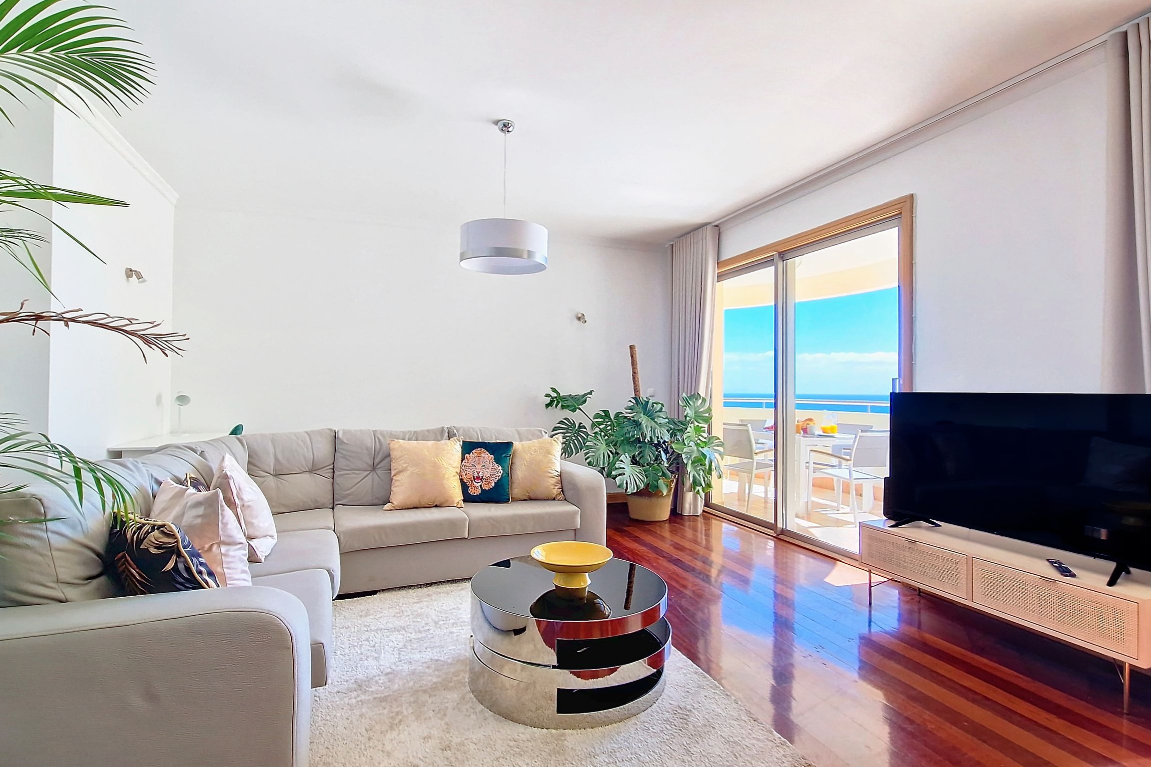 Glorious Apartment by LovelyStay