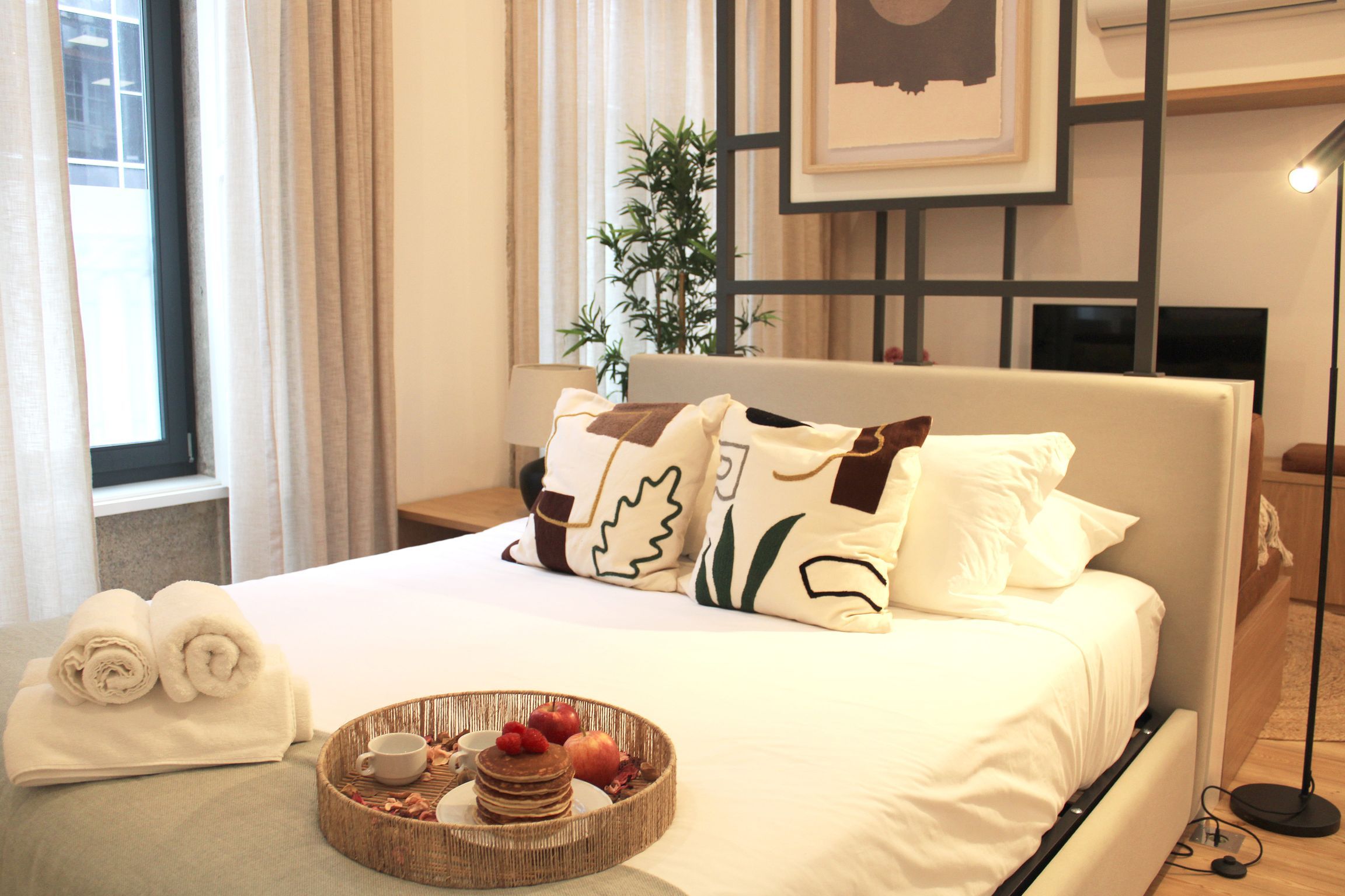 Modern Flat Near Trindade by LovelyStay