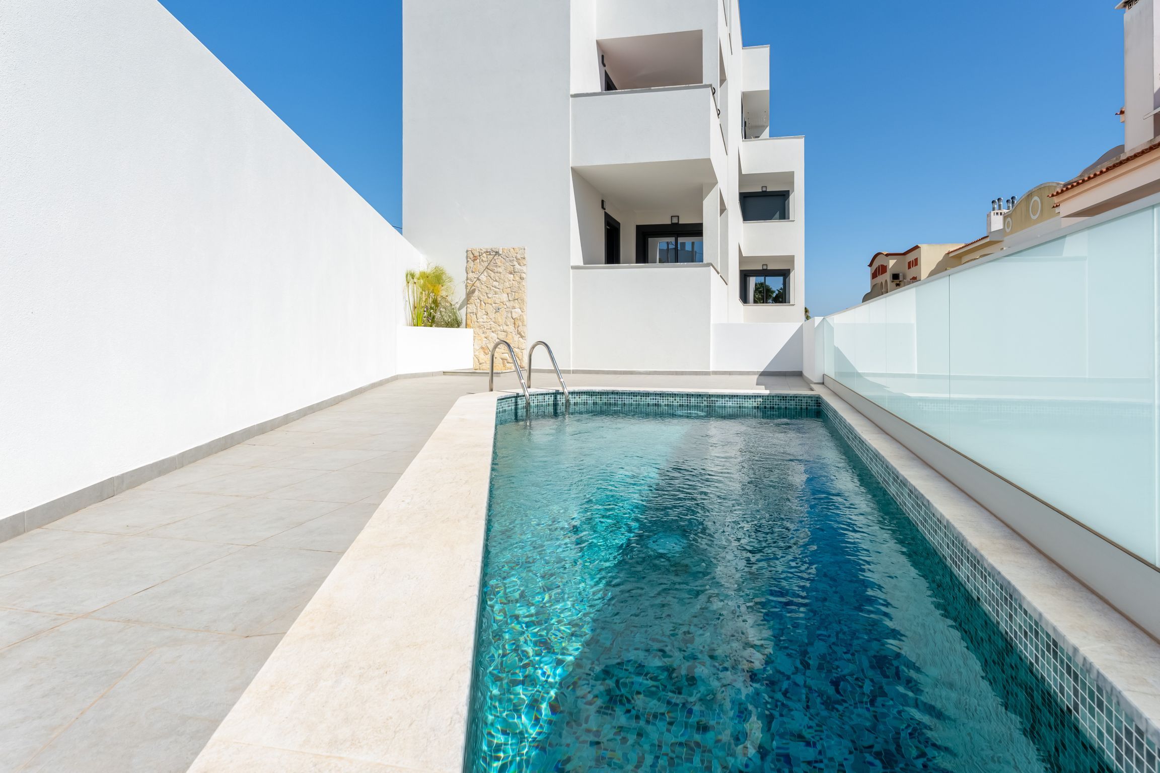 Modern 2 BDR Flat W/ Pool by LovelyStay