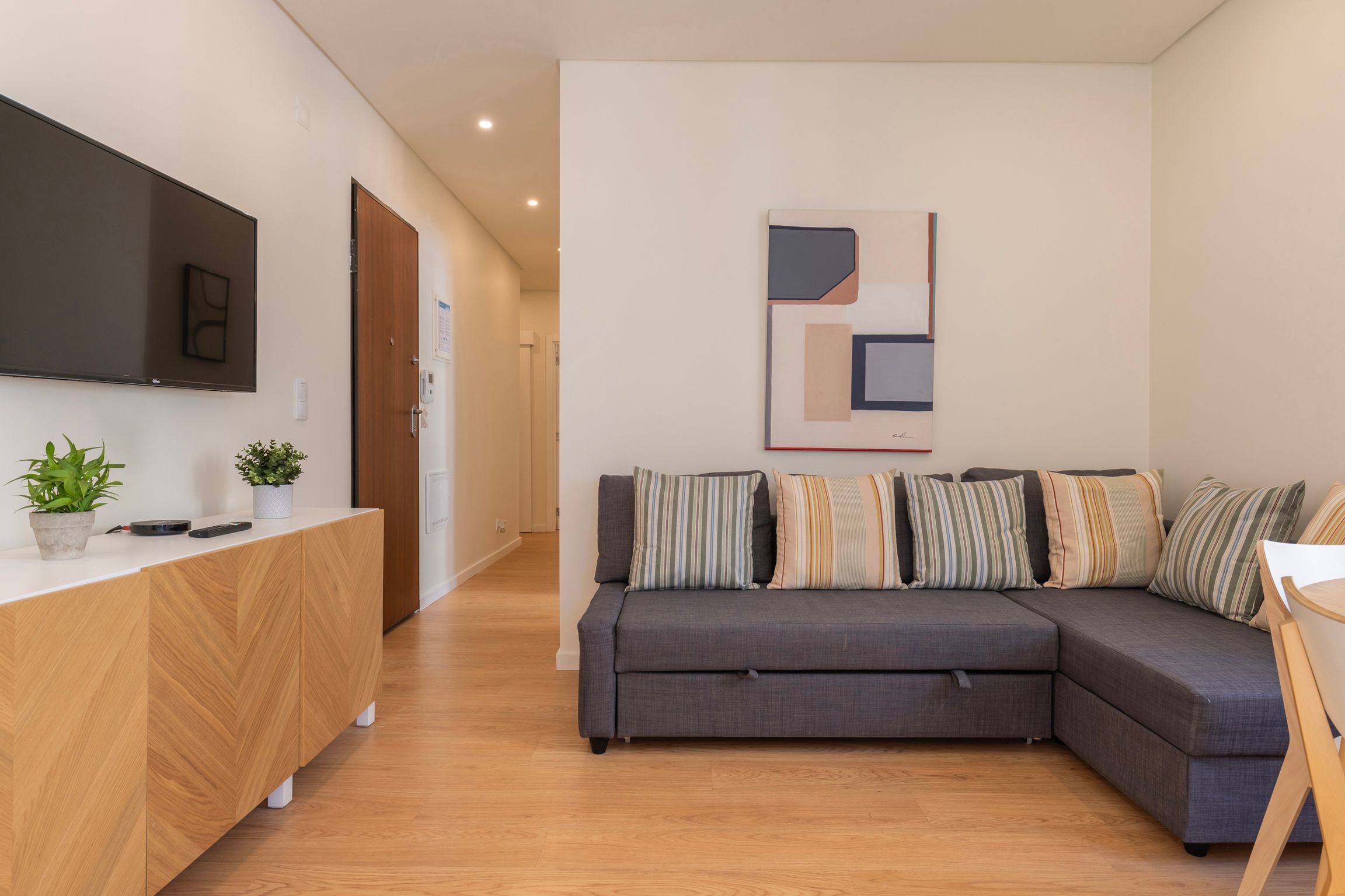 Homely 2BDR Apartment w/ Terrace by LovelyStay