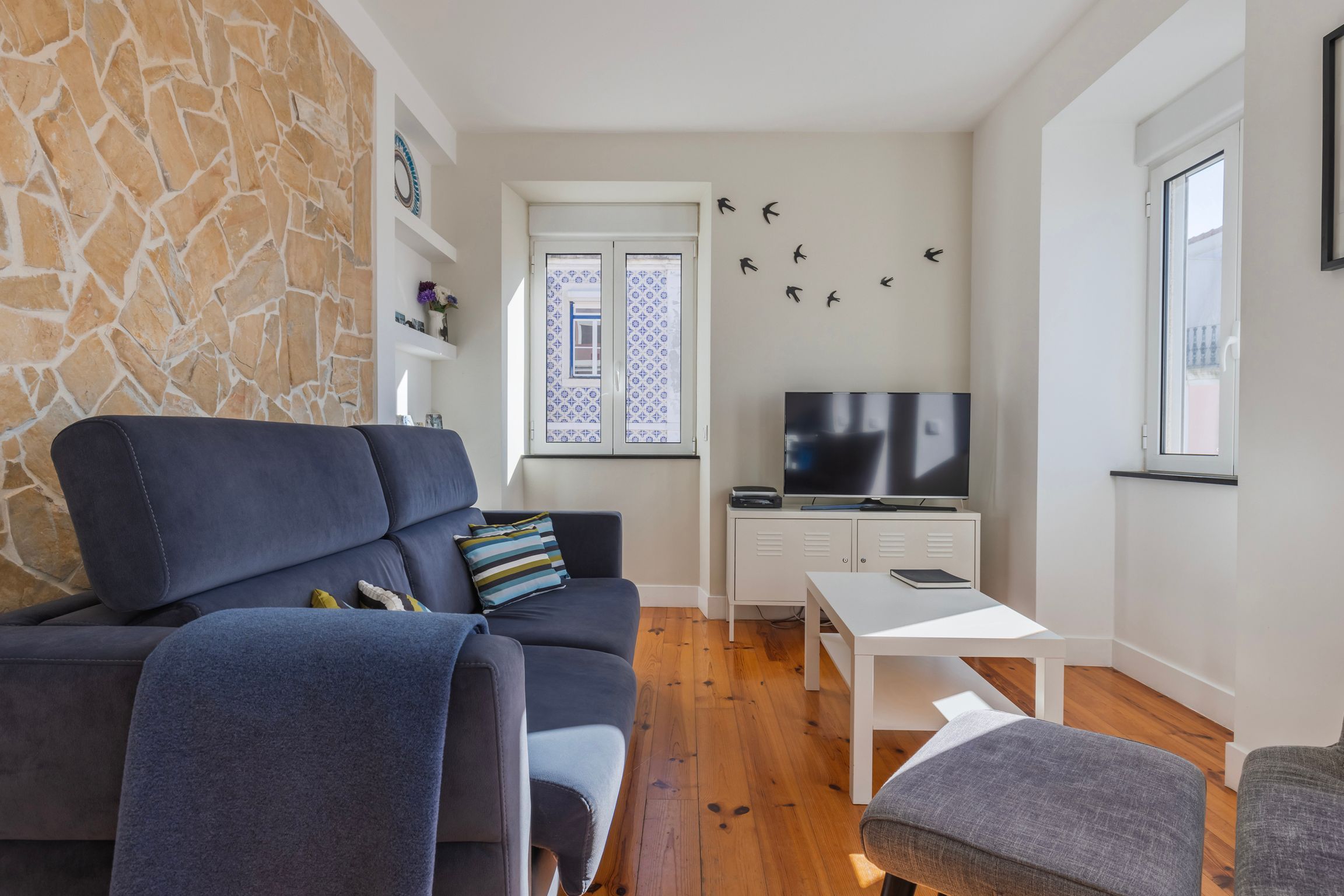 Comfort & Bright Apartment by LovelyStay