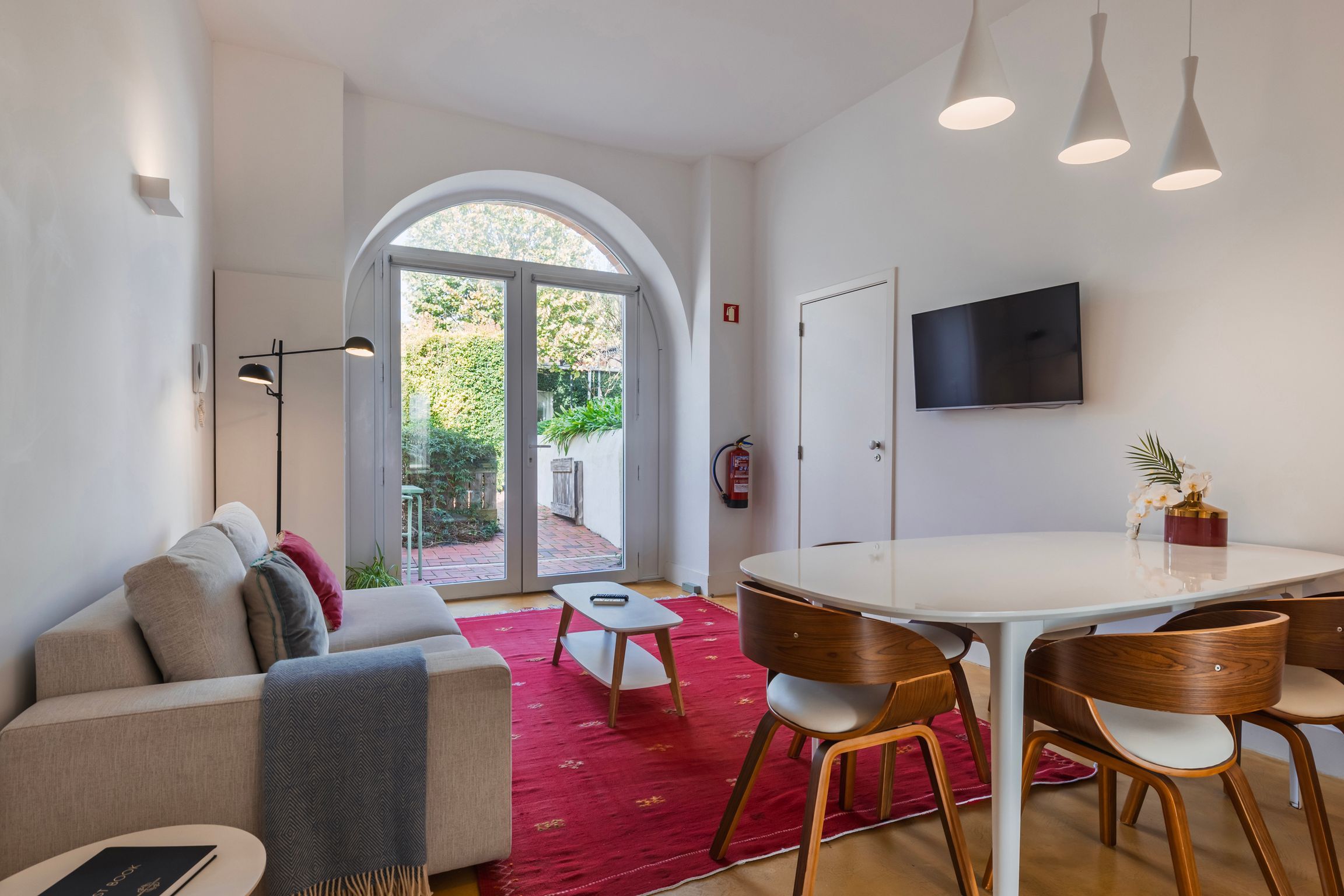 1BDR Apartment w/ Garden View by LovelyStay