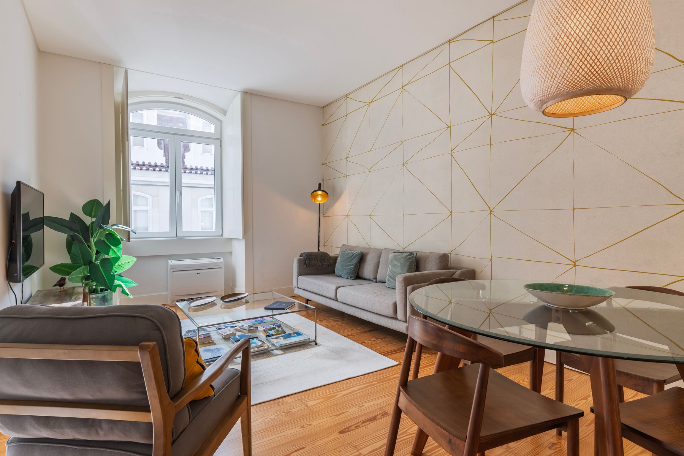 Downtown Sleek Apartment by LovelyStay