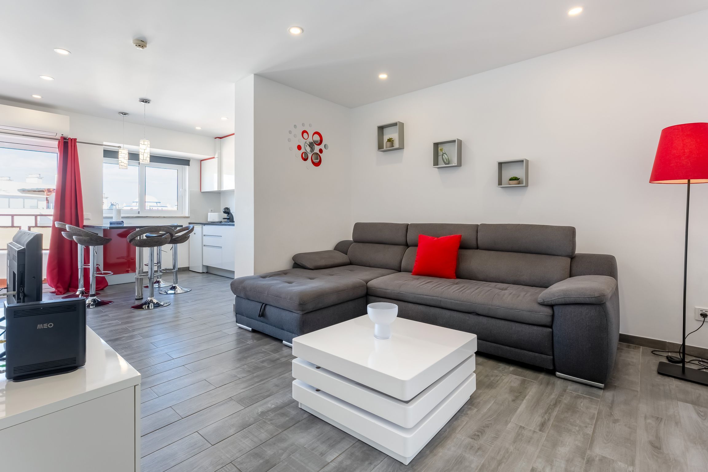 Red Velvet 1 BDR Flat With Balcony by LovelyStay