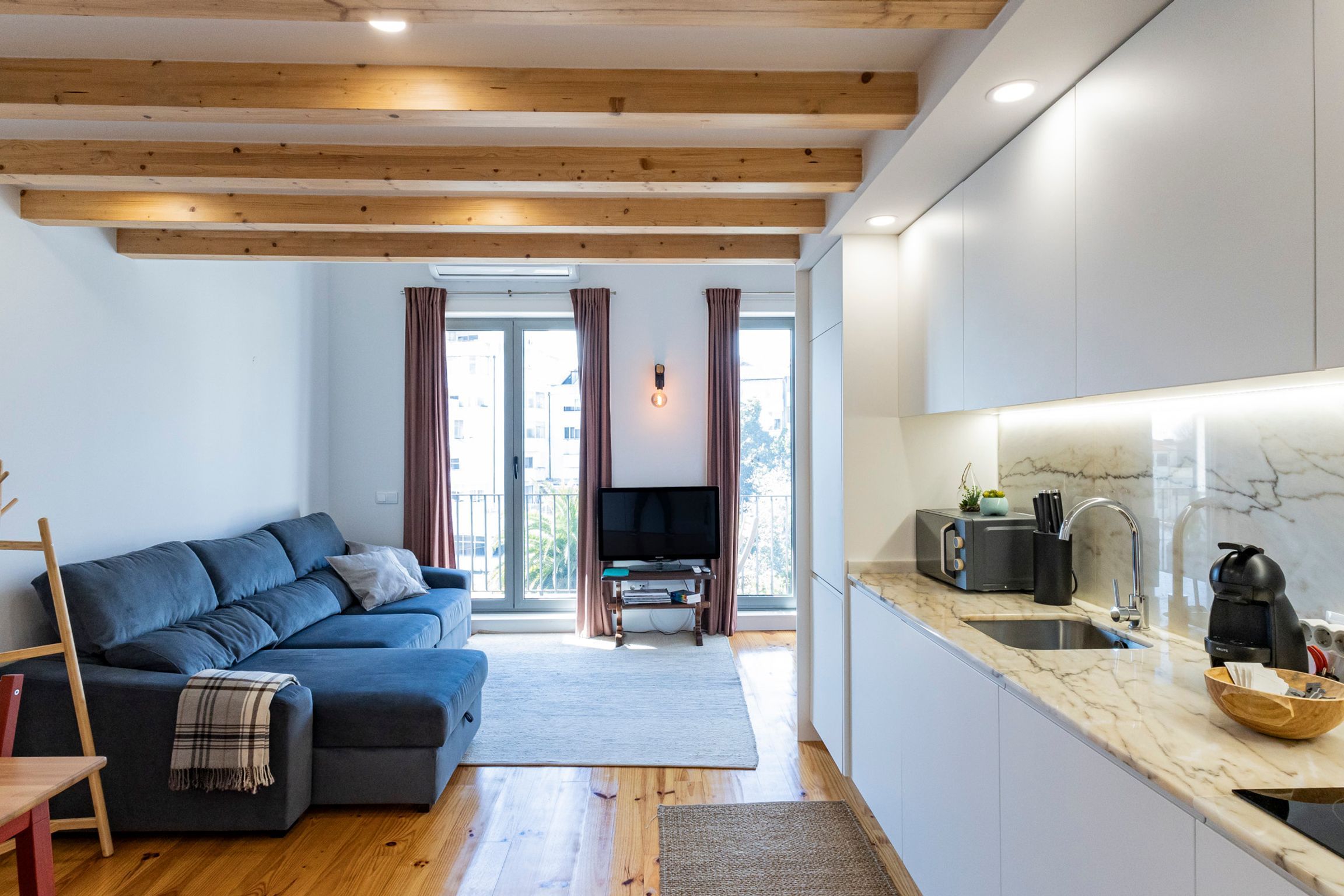 Stylish Duplex with Balcony in Porto by LovelyStay
