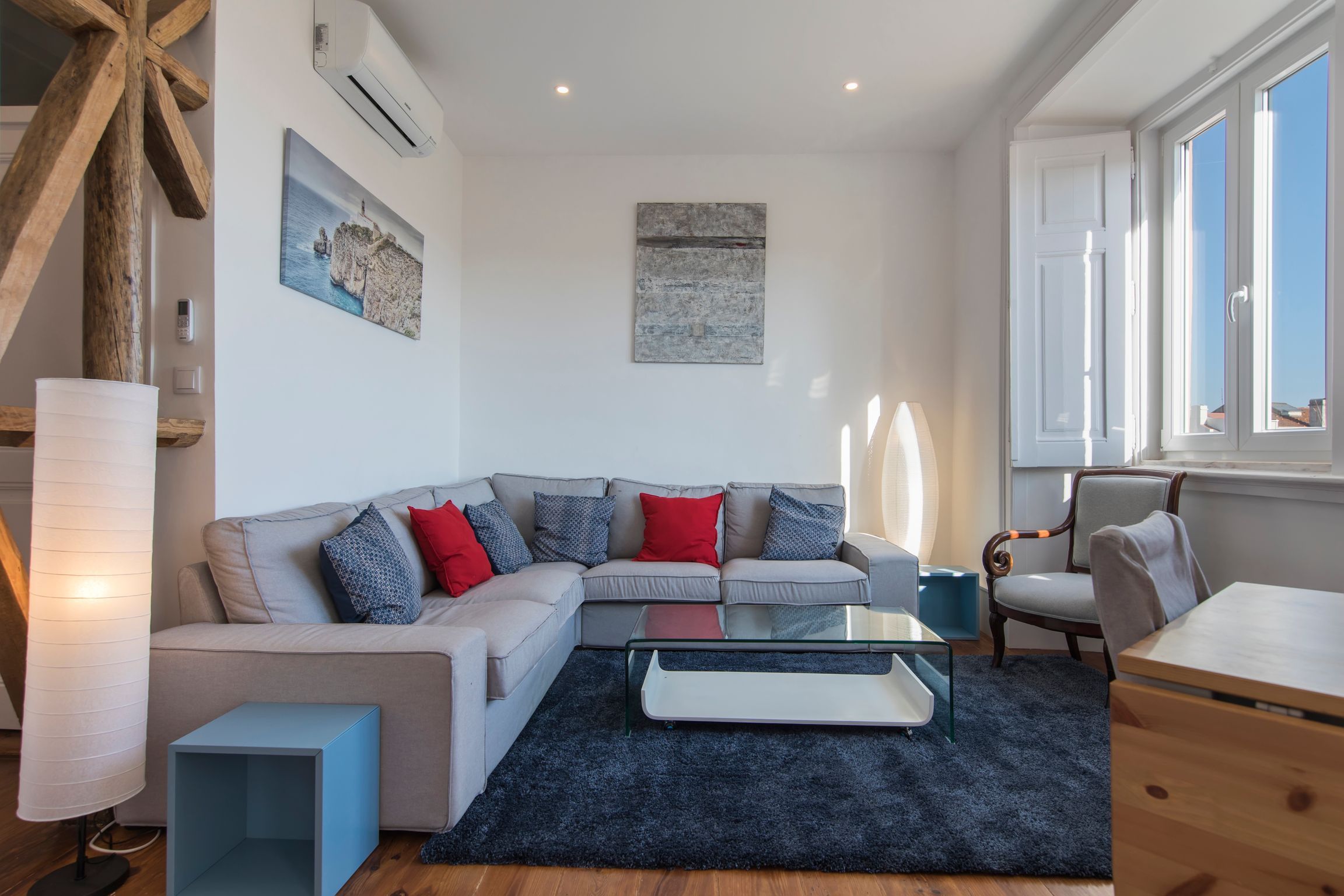 Comfortable apartment w/river views by LovelyStay