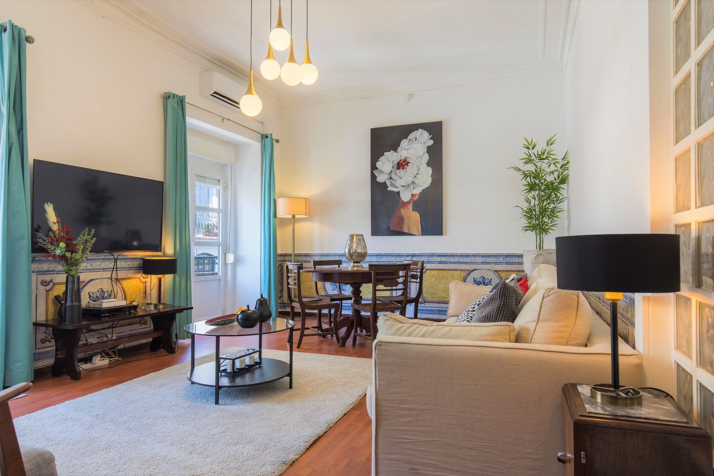 Charming Chiado 2BDR W/Balcony by LovelyStay