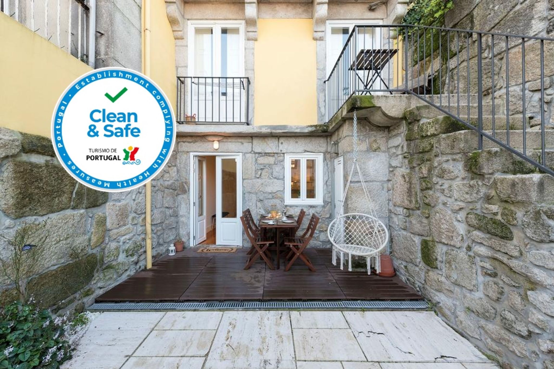 Porto Hidden Living W/ Backyard by LovelyStay